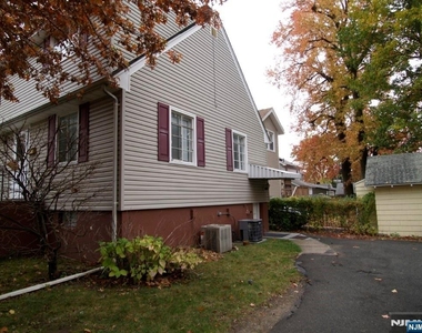 132 Queen Anne - Photo Thumbnail 2