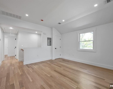 399 Gilbert - Photo Thumbnail 1