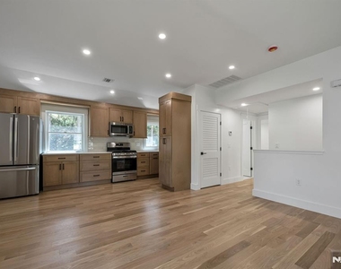 399 Gilbert - Photo Thumbnail 4