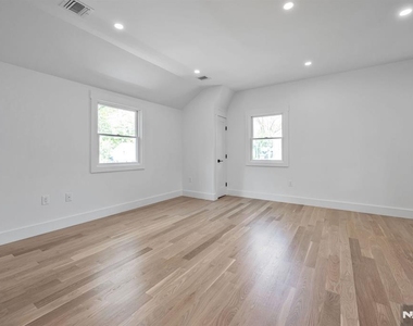 399 Gilbert - Photo Thumbnail 2