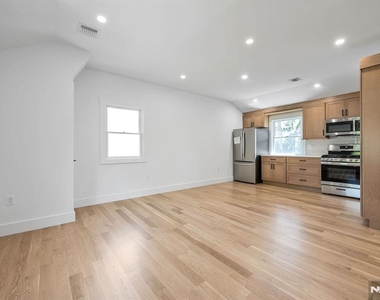 399 Gilbert - Photo Thumbnail 3