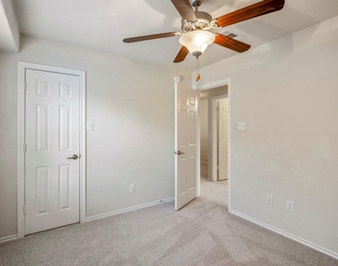 6419 Calgary Woods Lane - Photo Thumbnail 32
