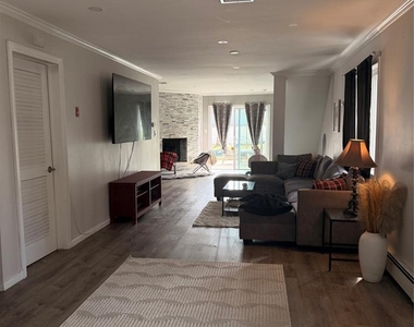 170 Manhattan - Photo Thumbnail 7
