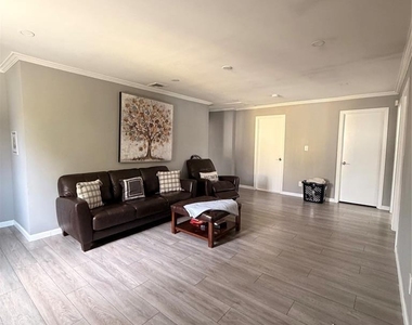 170 Manhattan - Photo Thumbnail 4