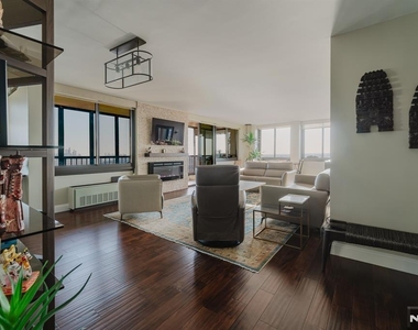 200 Winston - Photo Thumbnail 2