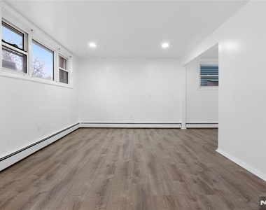 325 Westervelt - Photo Thumbnail 9