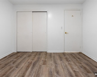 325 Westervelt - Photo Thumbnail 12