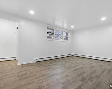 325 Westervelt - Photo Thumbnail 13