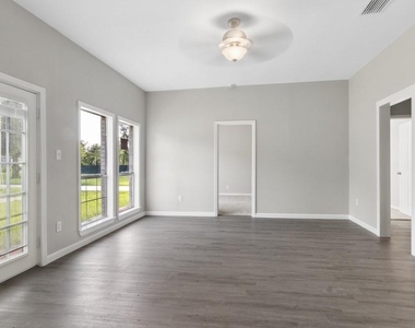 638 Kelly Lane - Photo Thumbnail 7