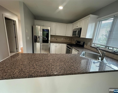 18 E Washington - Photo Thumbnail 16