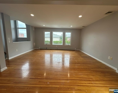 18 E Washington - Photo Thumbnail 2