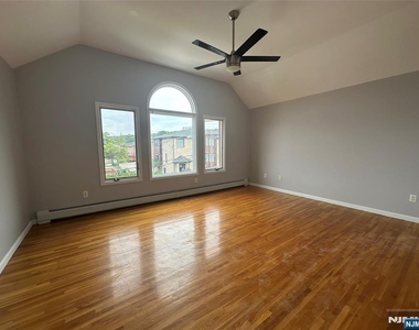18 E Washington - Photo Thumbnail 8