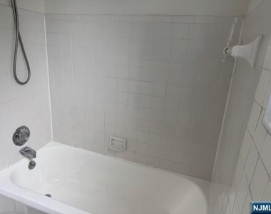 995 Teaneck - Photo Thumbnail 13
