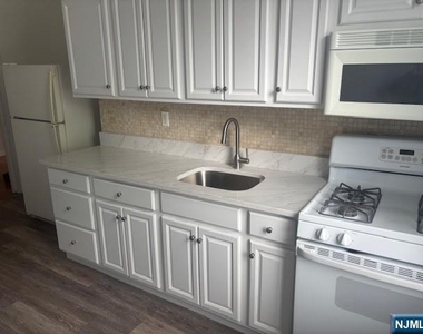 995 Teaneck - Photo Thumbnail 8