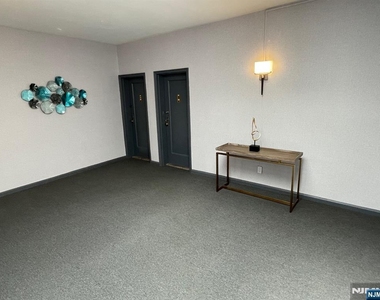 995 Teaneck - Photo Thumbnail 4