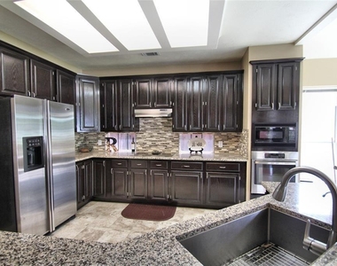 7114 Emerald Glen Drive - Photo Thumbnail 5