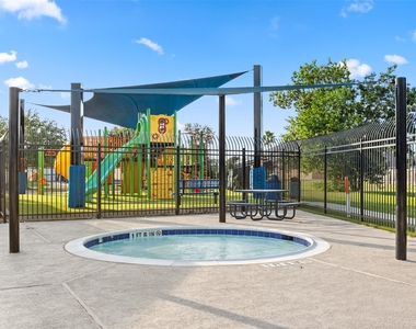 15451 Casita Verde Way - Photo Thumbnail 24