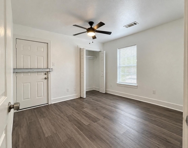 724 E 39th Street - Photo Thumbnail 5