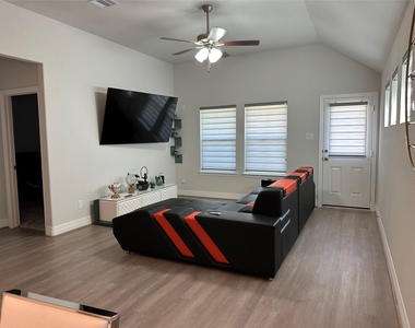 15515 Sailpoint Lane - Photo Thumbnail 4