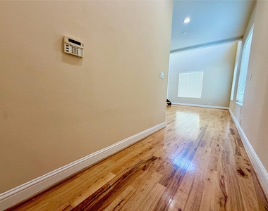 314 W Bell Street - Photo Thumbnail 2