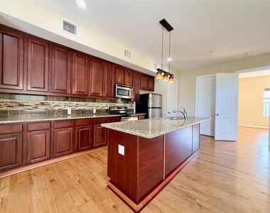 314 W Bell Street - Photo Thumbnail 4