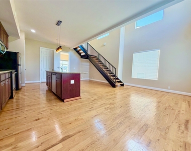 314 W Bell Street - Photo Thumbnail 7
