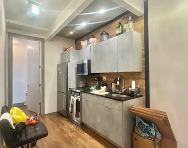 376 Graham Avenue - Photo Thumbnail 7