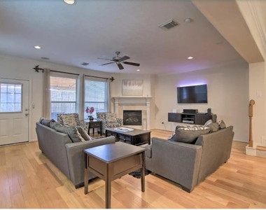 1006 Rochow Street - Photo Thumbnail 1