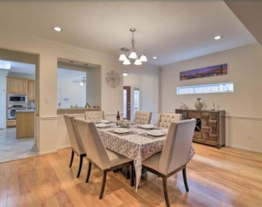 1006 Rochow Street - Photo Thumbnail 3