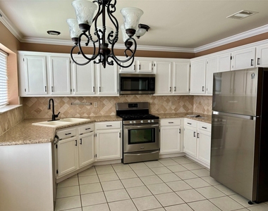 3909 Ashwood Drive - Photo Thumbnail 7
