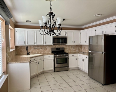 3909 Ashwood Drive - Photo Thumbnail 2
