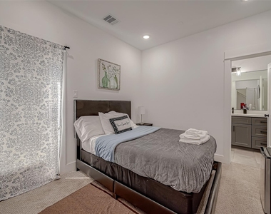 2726 Anita Street - Photo Thumbnail 5