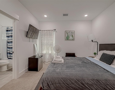 2726 Anita Street - Photo Thumbnail 16