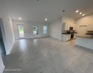 842 Buchanan Avenue Se - Photo Thumbnail 3