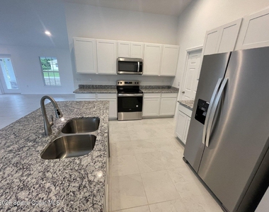 842 Buchanan Avenue Se - Photo Thumbnail 5