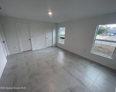 842 Buchanan Avenue Se - Photo Thumbnail 6