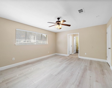 4915 Kentington Drive - Photo Thumbnail 8