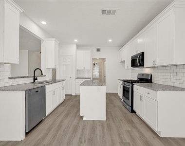 7314 Wooded Lake Lane - Photo Thumbnail 3