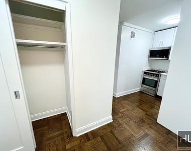 East 55 Street - Photo Thumbnail 2