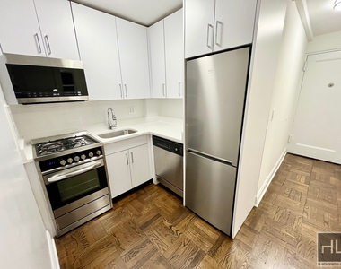 East 55 Street - Photo Thumbnail 3