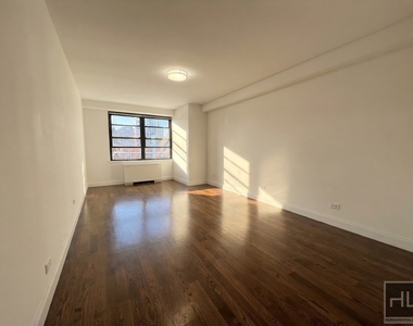 E 82 St - Photo Thumbnail 2