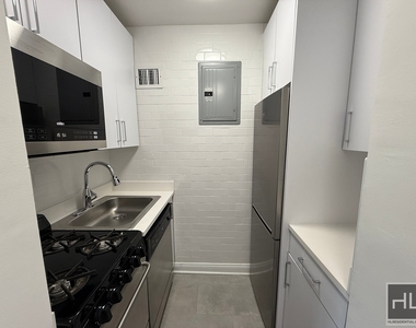 East 56 Street - Photo Thumbnail 4