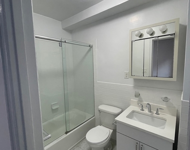 East 46 Street - Photo Thumbnail 8