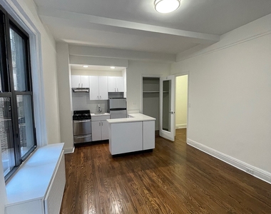 East 46 Street - Photo Thumbnail 3