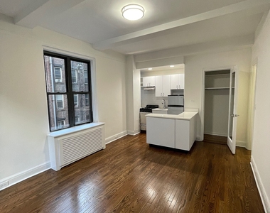 East 46 Street - Photo Thumbnail 1