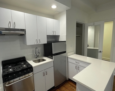 East 46 Street - Photo Thumbnail 4