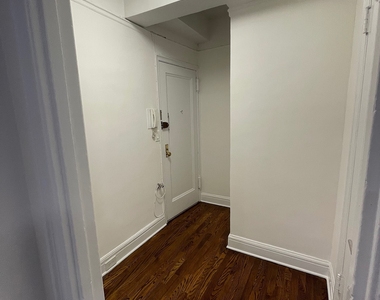 East 46 Street - Photo Thumbnail 7
