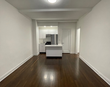East 46 Street - Photo Thumbnail 4