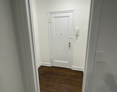 East 46 Street - Photo Thumbnail 8