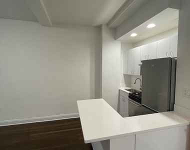 East 46 Street - Photo Thumbnail 6